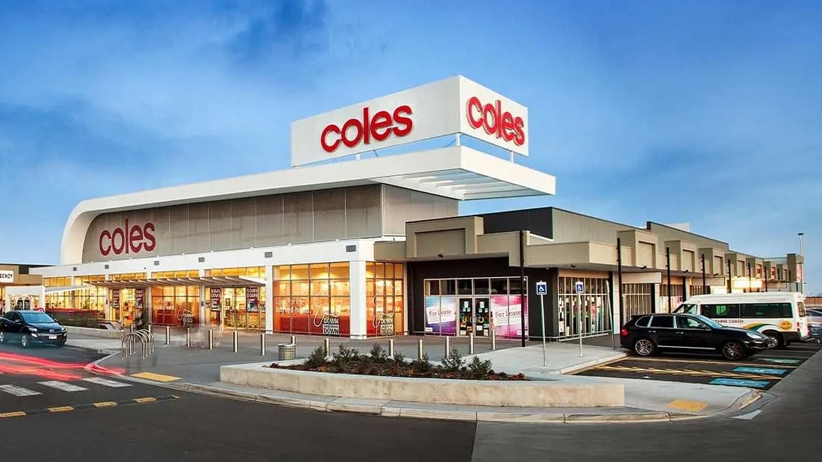 BREAKING NEWS Horror stabbing at Coles Maroubra as locals urged to 'stay away'