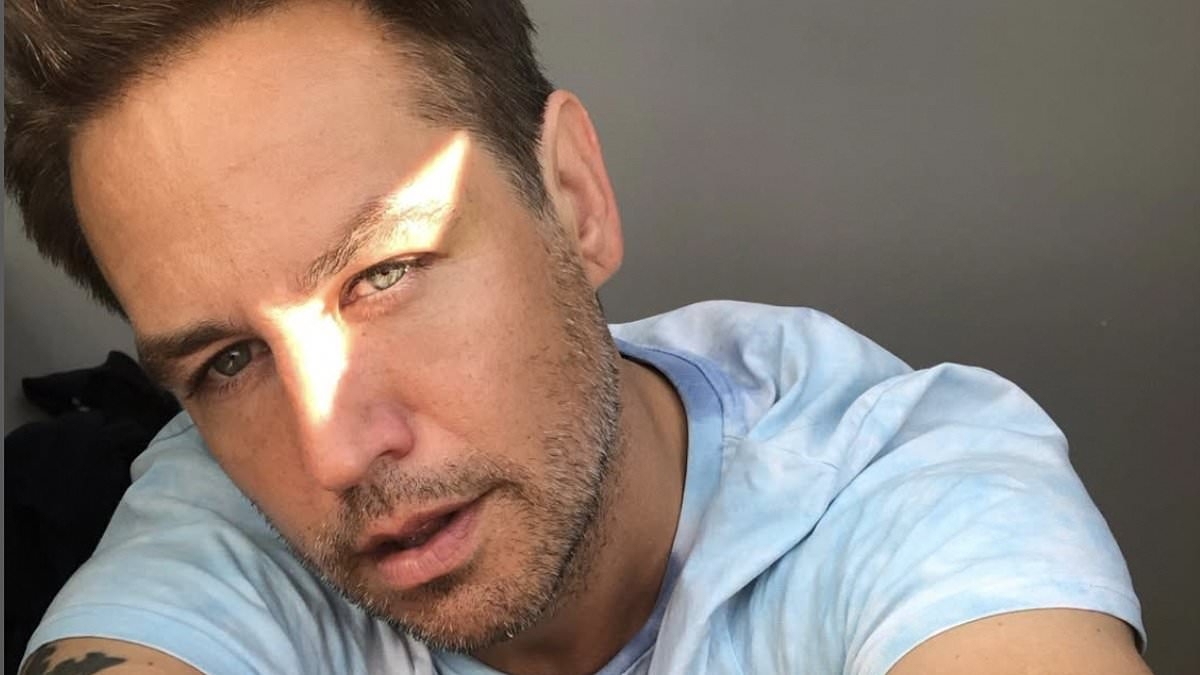 Legendary 90s pop star who had a 'crippling alcohol addiction' warns celebs to be 'very afraid' over upcoming tell-all book