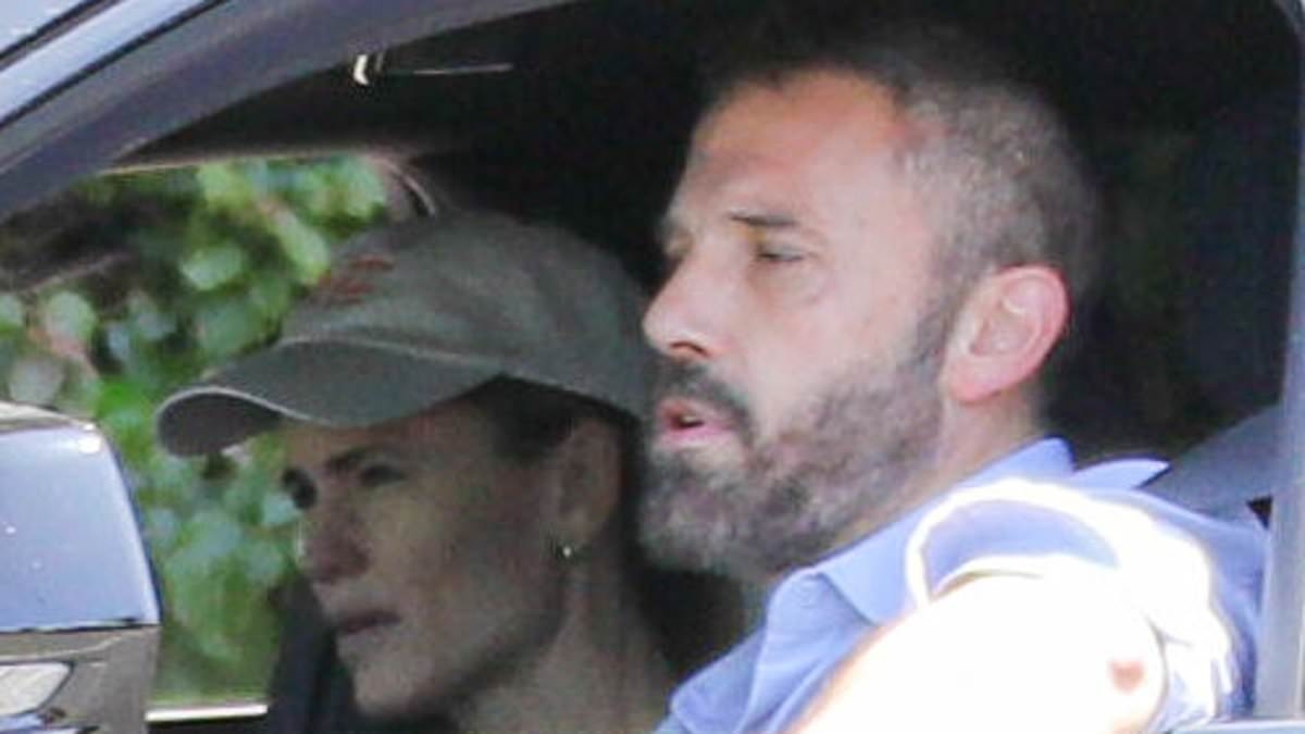 Stern Jennifer Garner meets up with ex Ben Affleck after their daughter Violet aired out hotel room spat