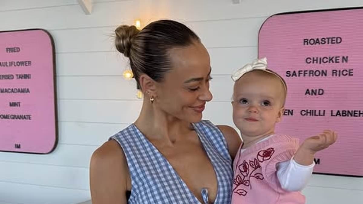 Aussie influencer Em Davies' travel warning to parents after 'traumatising' ordeal with Qantas