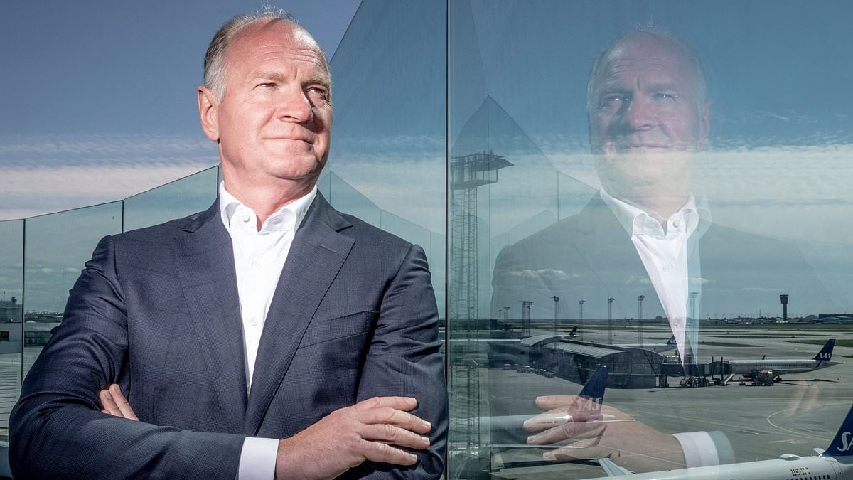 Heathrow boss who slept through airport fire shut-down should never have had phone on silent, says rival airline chief