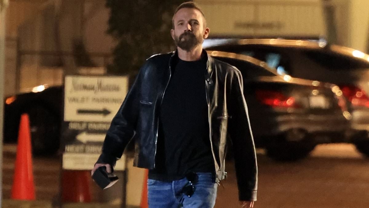 Ben Affleck serves as the third wheel during dinner date with Matt Damon and wife Luciana