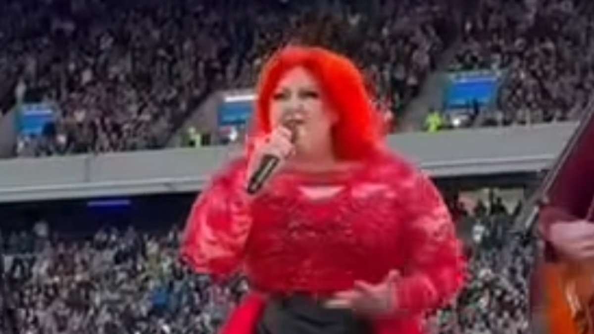 Michelle McManus performs on stage with Robbie Williams in front of huge 70,000 strong crowd at Murrayfield Stadium