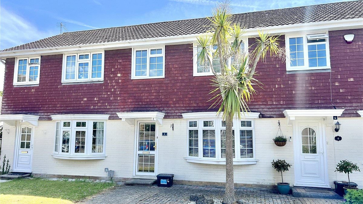 House from iconic 90s BBC sitcom goes on the market for £337,000 - can you remember where you've seen it?