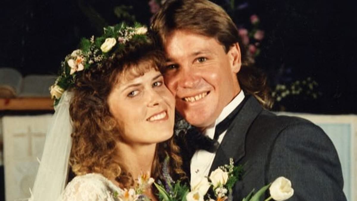Fans spot glaring detail in Terri and Steve Irwin's wedding photo as they mark huge marriage milestone