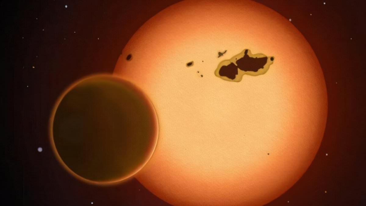 Is THIS where aliens are hiding? Scientists discover a 'Super-Earth' planet in the habitable zone of a sun-like star