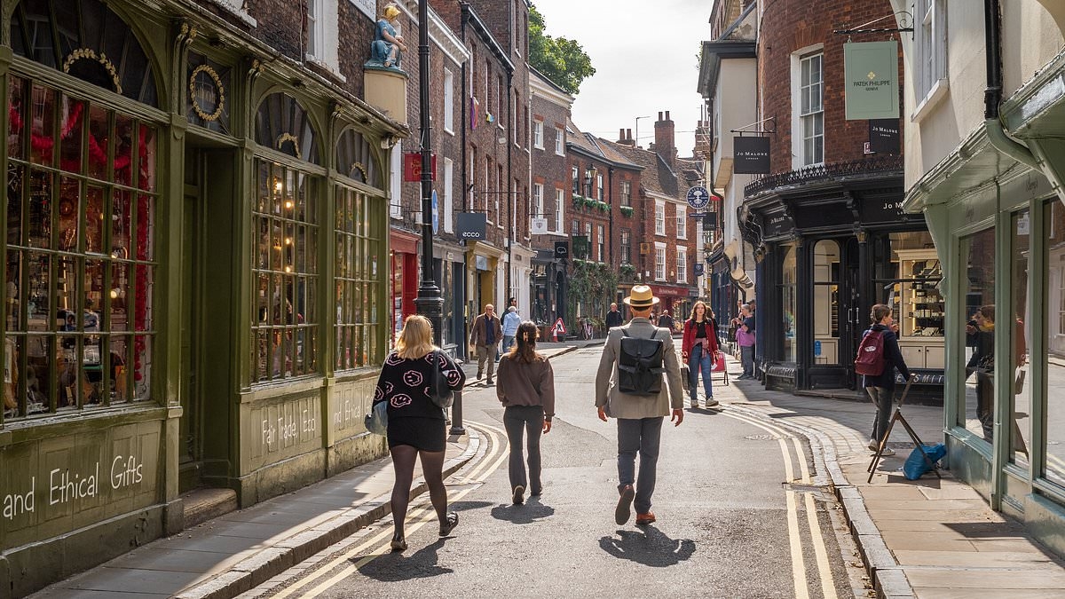 Services sector returns to growth in major boost to UK economy