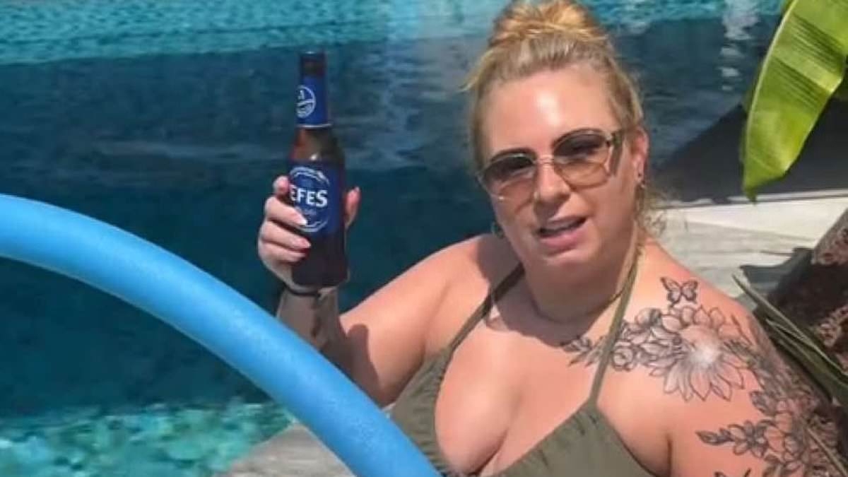 Couple blasted as 'selfish' after they admit to reserving sunbed before going to breakfast
