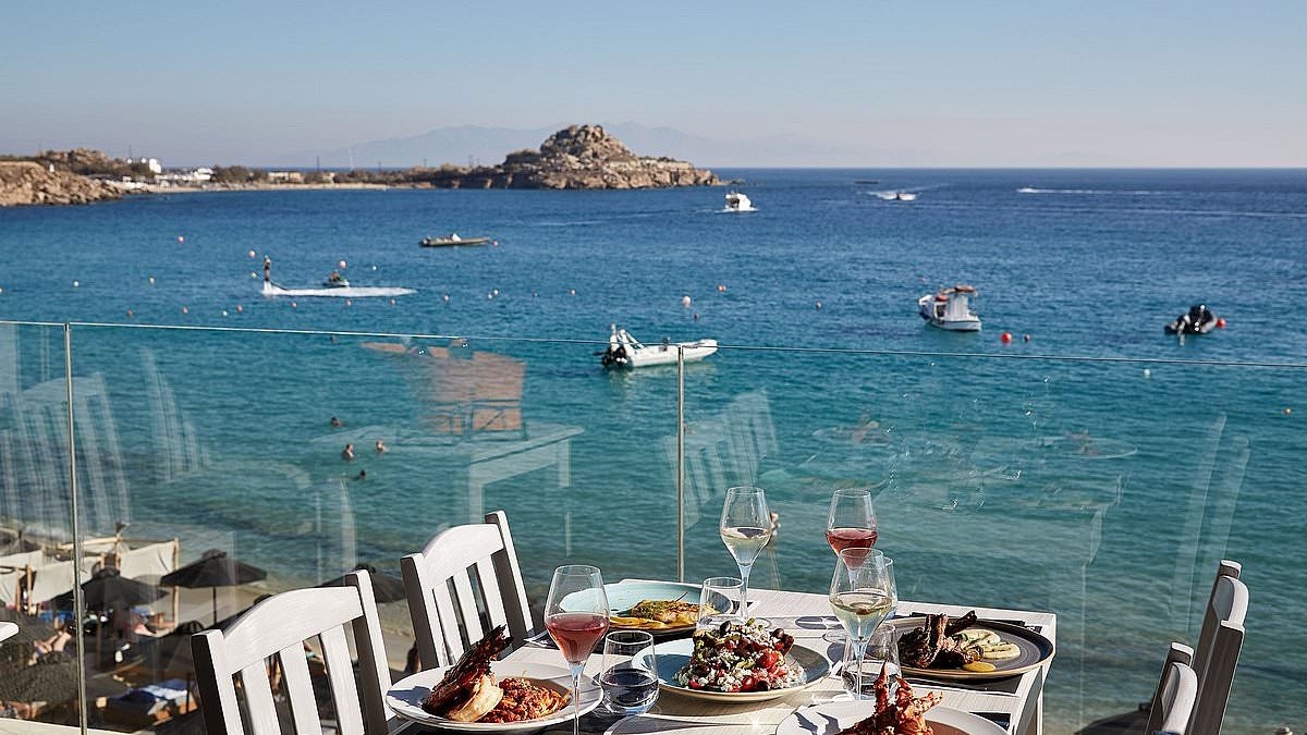 Tourists urged to avoid popular bar which 'charges customers 100 Euro for a beer'