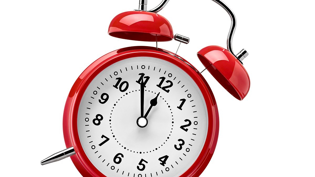 The worrying reason schools are removing analogue clocks - as teachers issue warning