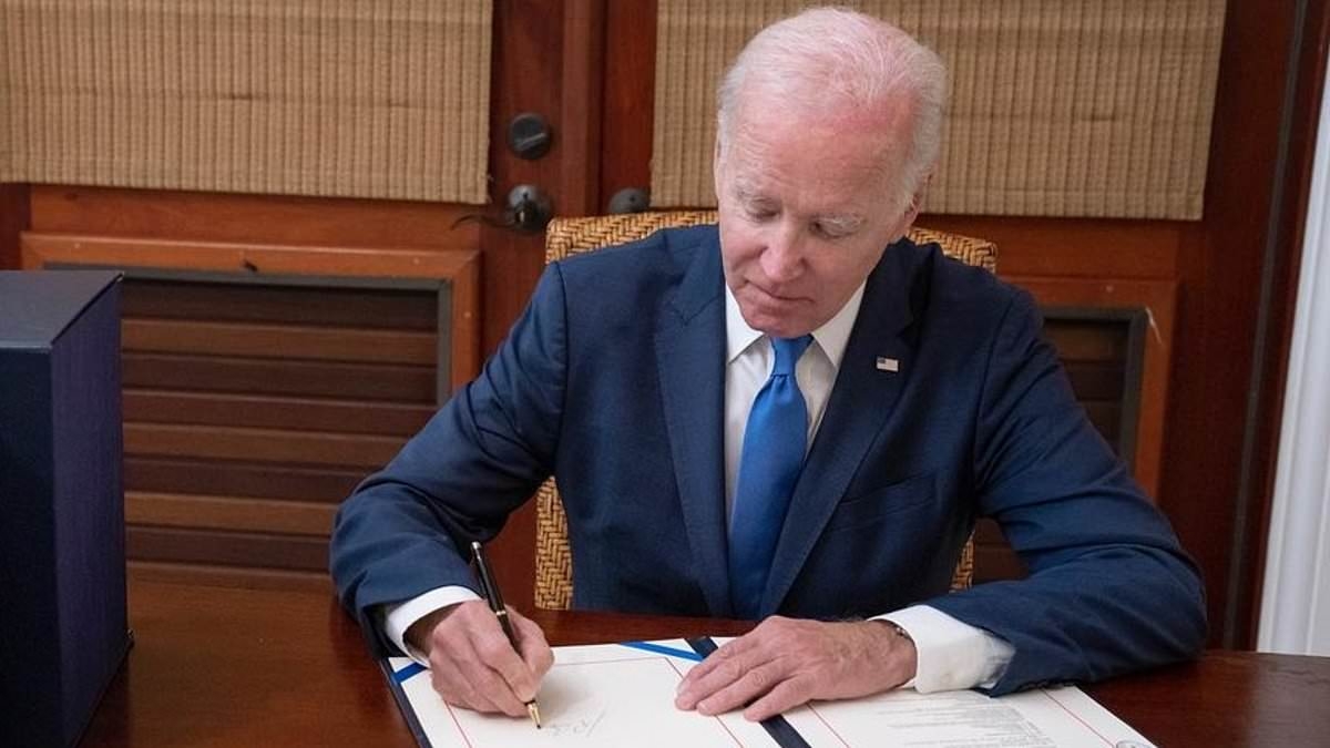 The ONLY pardon Biden signed by hand was his most controversial... as Trump investigates autopen overuse