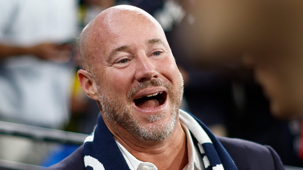 AFL CEO at the centre of lewd pic scandal takes step toward reconciling with Carlton