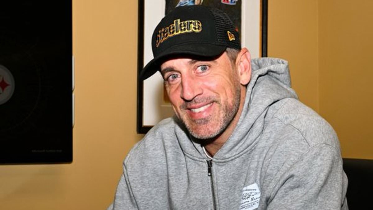 Aaron Rodgers fuels more marriage rumors with key detail in Pittsburgh Steelers signing announcement