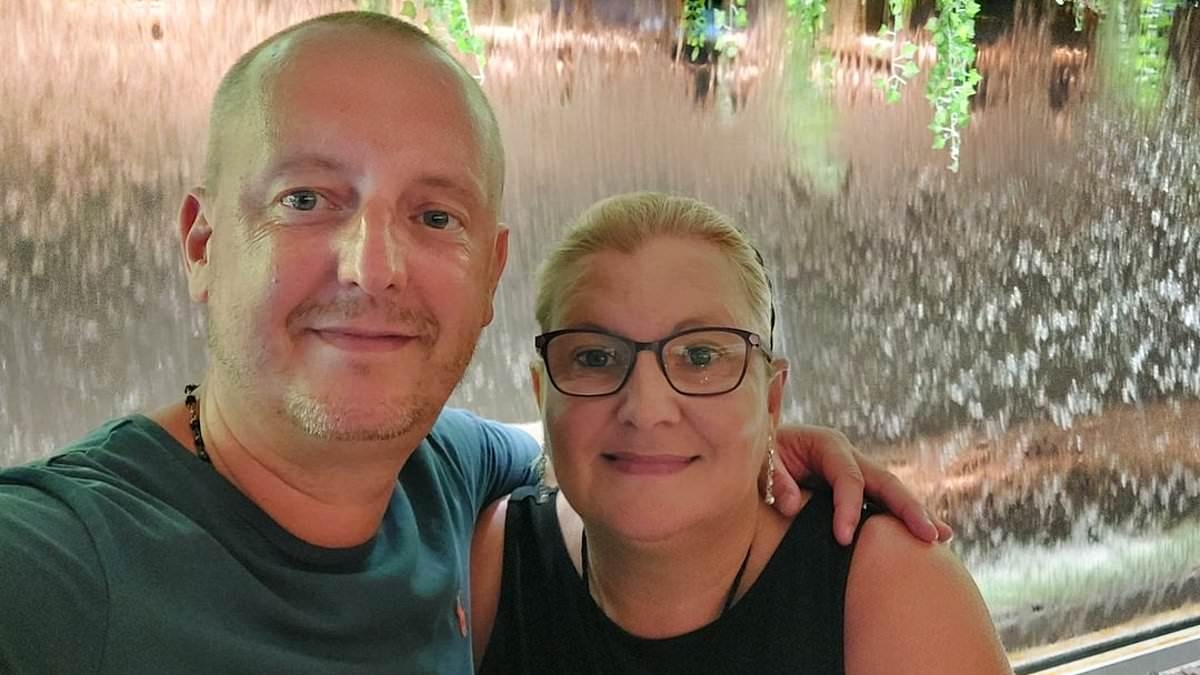 Couple shares hilarious video of a Benidorm hotel with no free sunbeds one minute after the pool opens