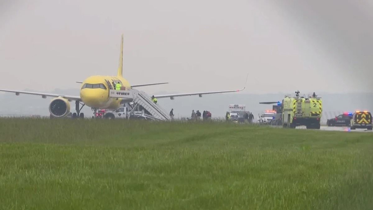 Spirit Airlines flight thrown into chaos by last-minute bomb threat that triggered mass panic
