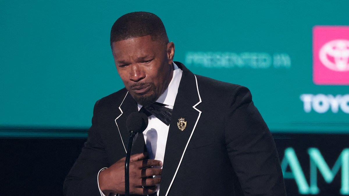 Jamie Foxx breaks down in tears at splashy event causing his KIDS to cry too