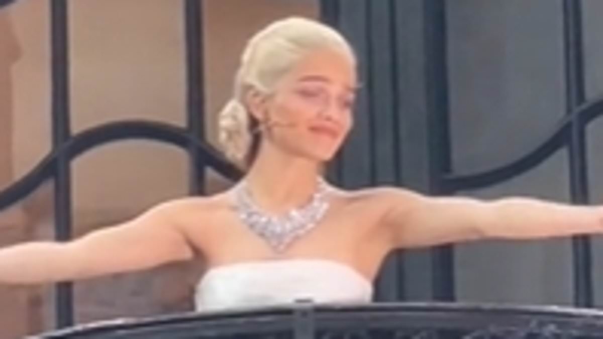 First look at Rachel Zegler as Eva Perón in Evita as she sings Don't Cry For Me Argentina on the London Palladium balcony