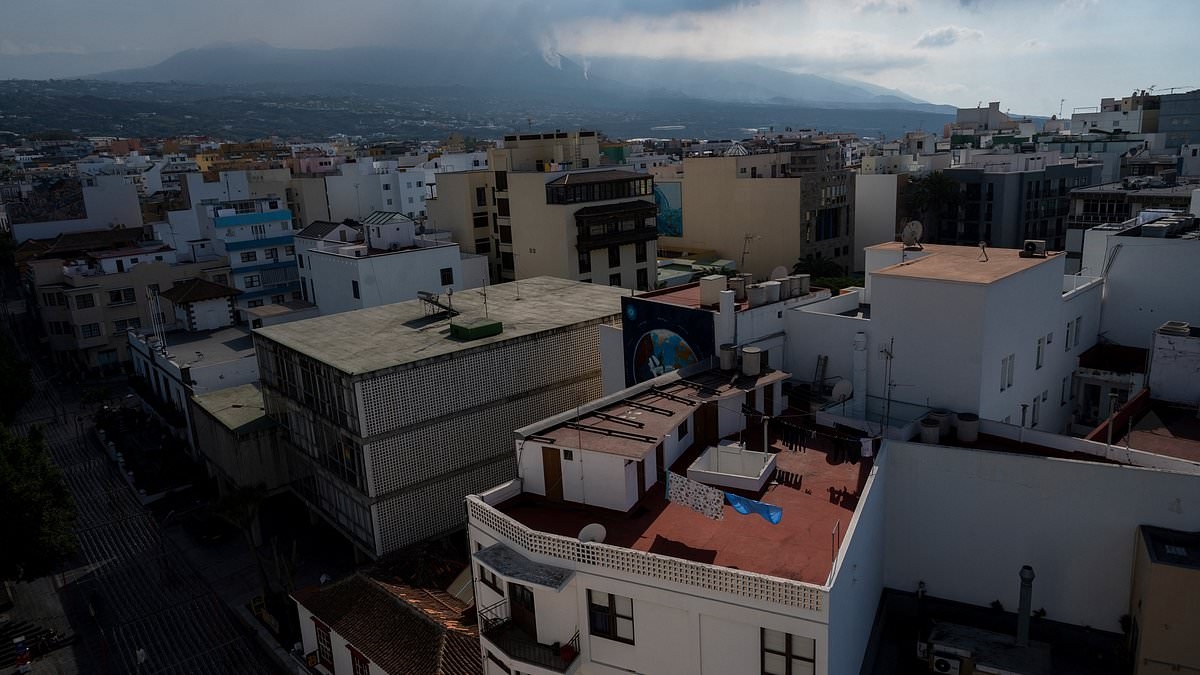 Massive power cut hits British holiday hotspot with 'entire Spanish island left without electricity'