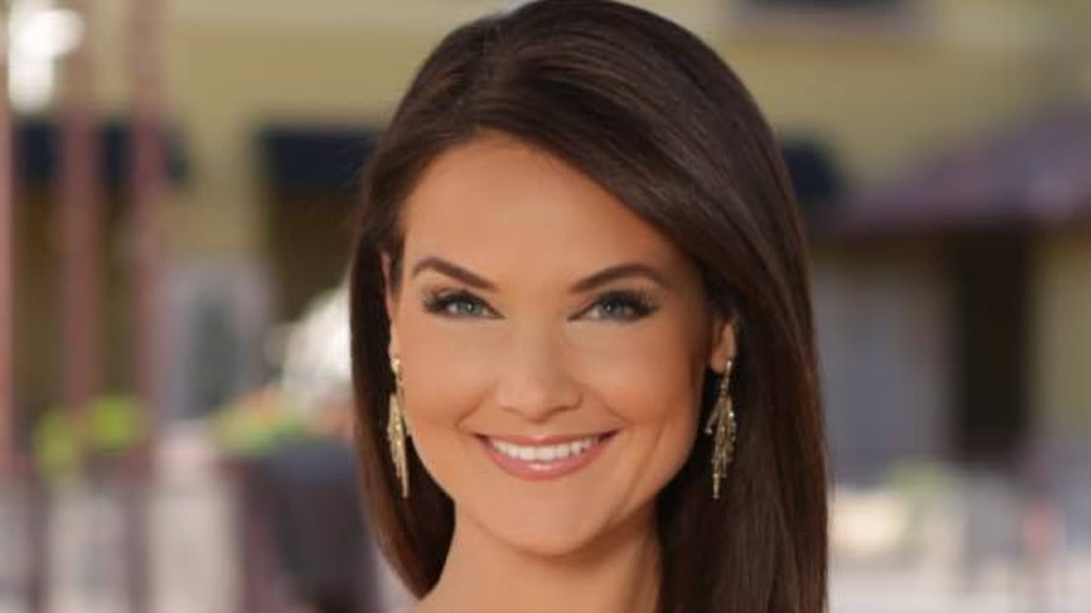 Saucy bathtub photo at center of ultra-glamorous former news anchor's fraud trial