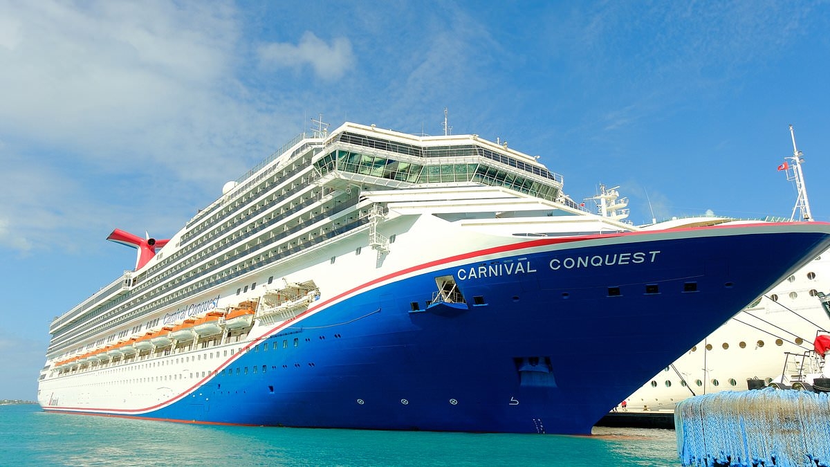 Cruise passengers issued stern warning over 'disrespectful' balcony trend: 'Just don't do it'