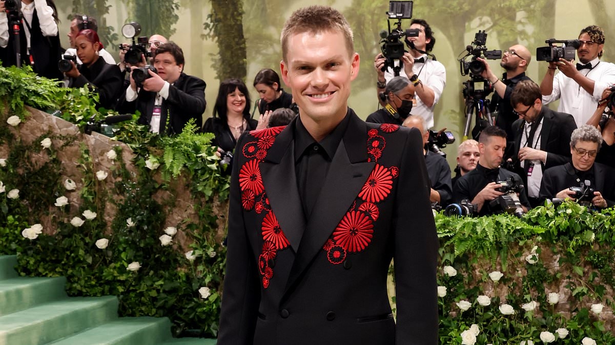 Uproar as Anna Wintour appoints her daughter's nepo-baby best friend to run Vanity Fair