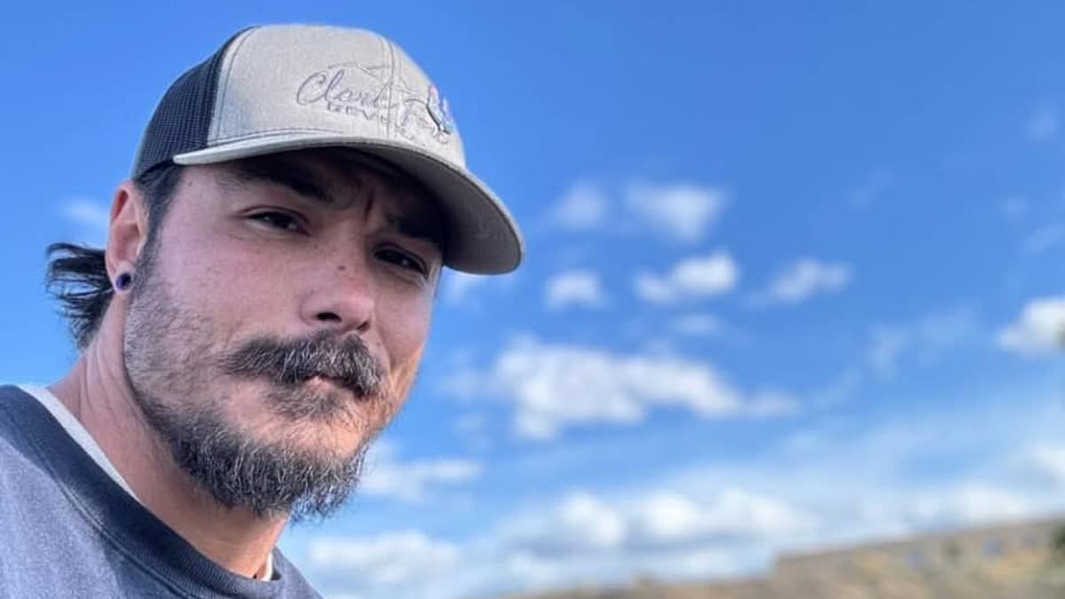 BREAKING NEWS Travis Decker manhunt continues in remote Washington mountain trail as police vow to 'not give up'