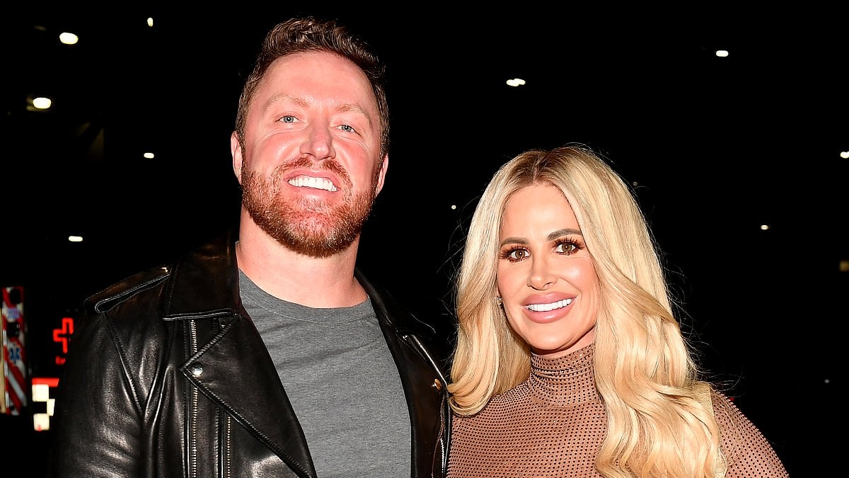 Kim Zolciak and Kroy Biermann FINALLY vacate mansion after US Marshals drop by over tensions with new owner