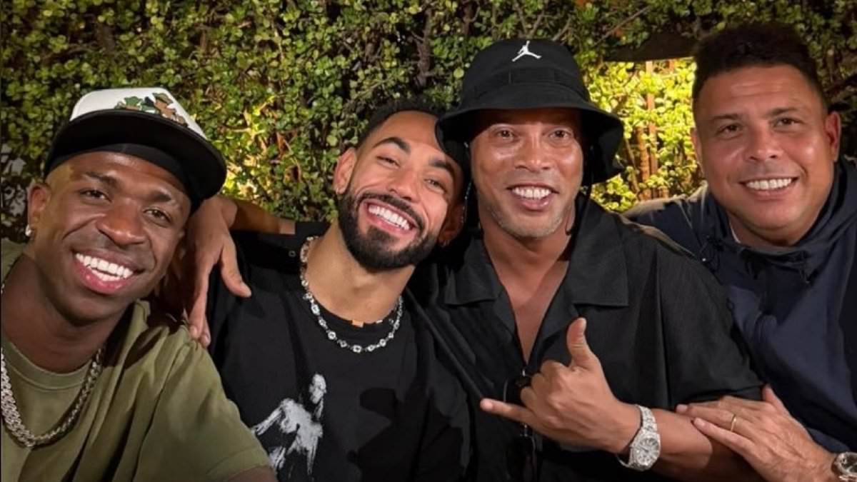 Matheus Cunha poses with Brazil icons after £62.5m Man United unveiling - as forward cosies up to midfield legend