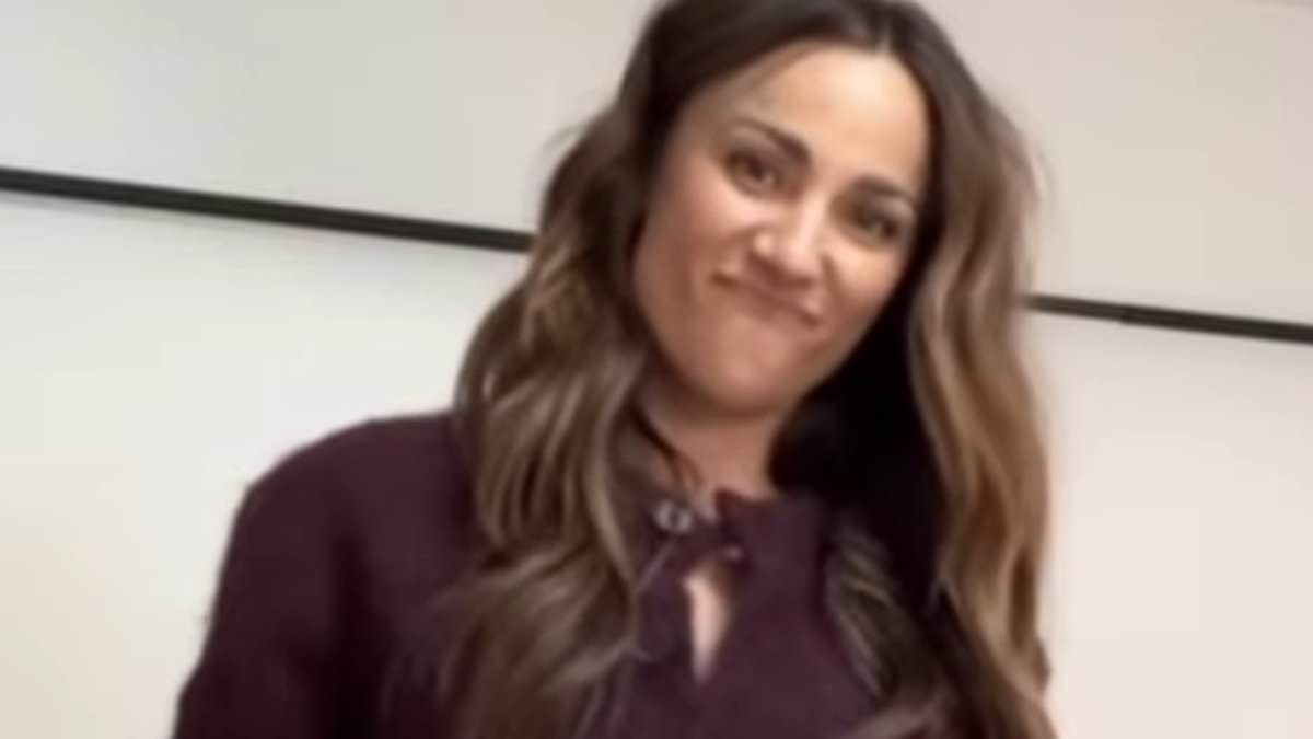Rachael Finch hits back at critic over outdated fashion choice: 'Embarrassing'