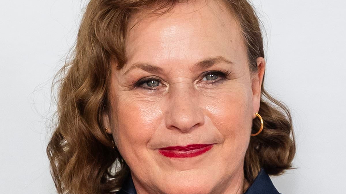 She's an iconic actress from a famous Hollywood family and was married to another Oscar winner... who is she?
