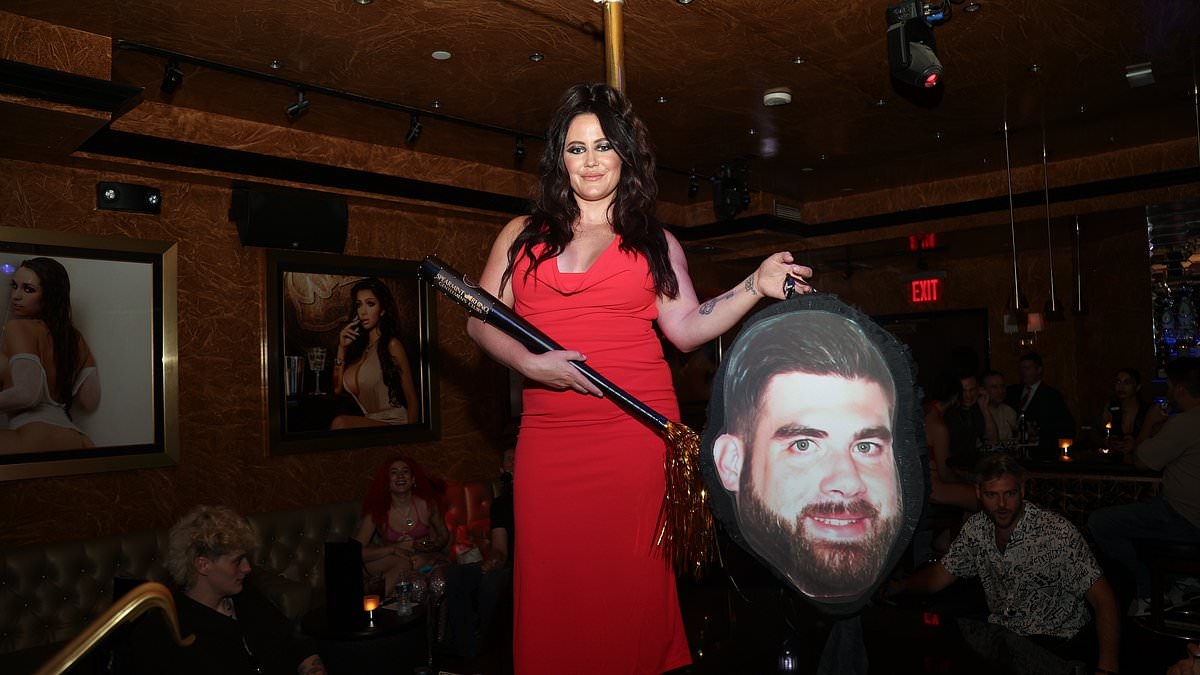 Jenelle Evans takes savage swipe at ex-husband David Eason during wild divorce party at strip club