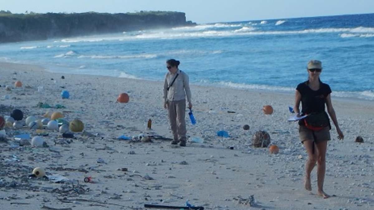 Albanese government commits to ambitious plan to tackle plastic waste in Aussie waters