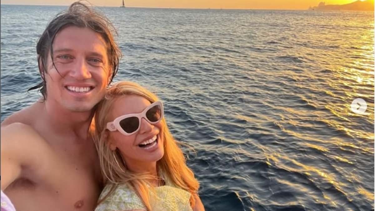 Vernon Kay posts sweet tribute to wife Tess Daly as the Strictly presenter receives her MBE from the King