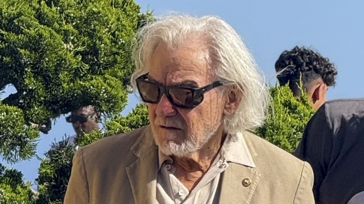 Hollywood acting titan with links to Brad Pitt looks unrecognizable on very rare public outing