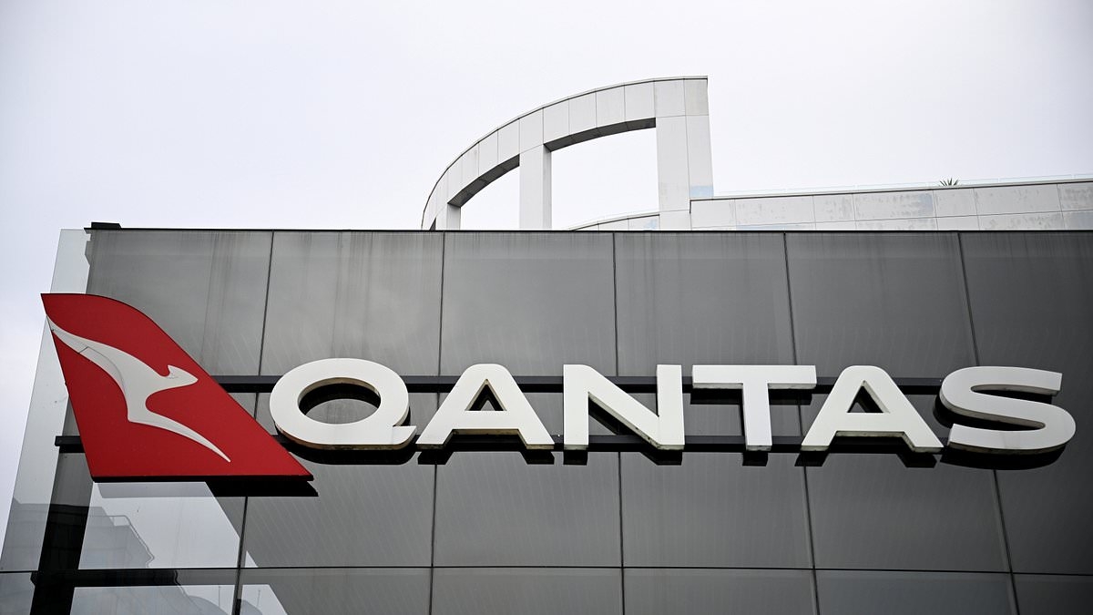 Qantas pilot's cockpit act just seconds after landing in Sydney