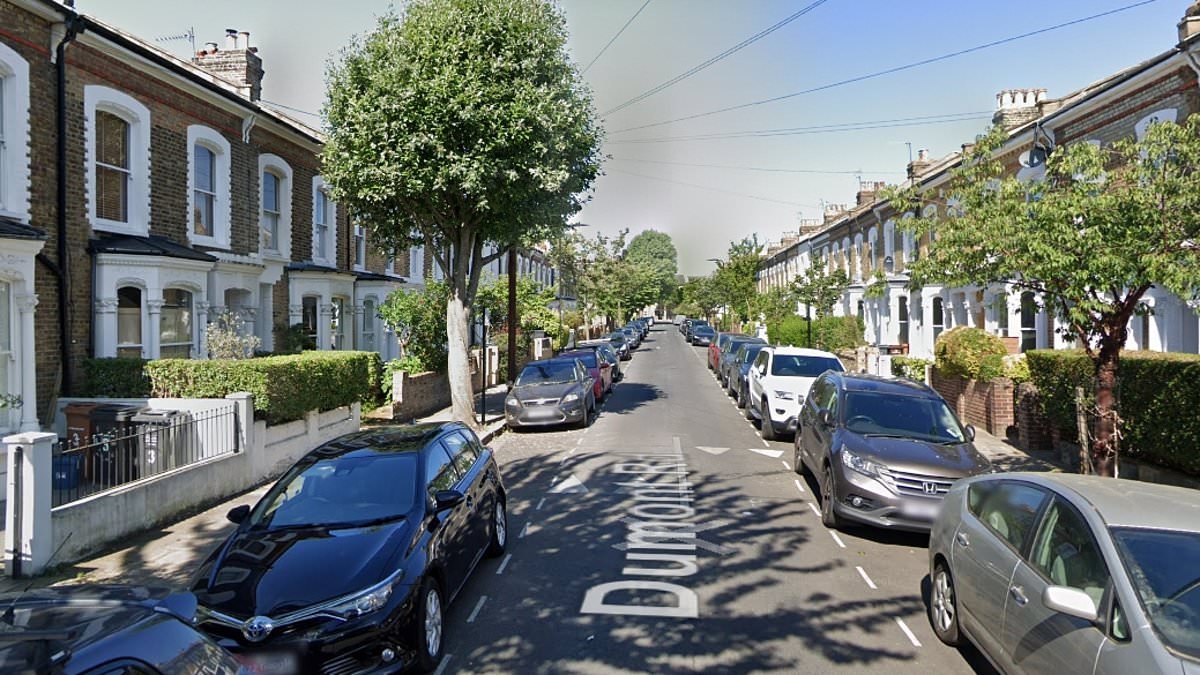 BREAKING NEWS Fire crews scramble to suspected gas explosion after home in Stoke Newington blows up