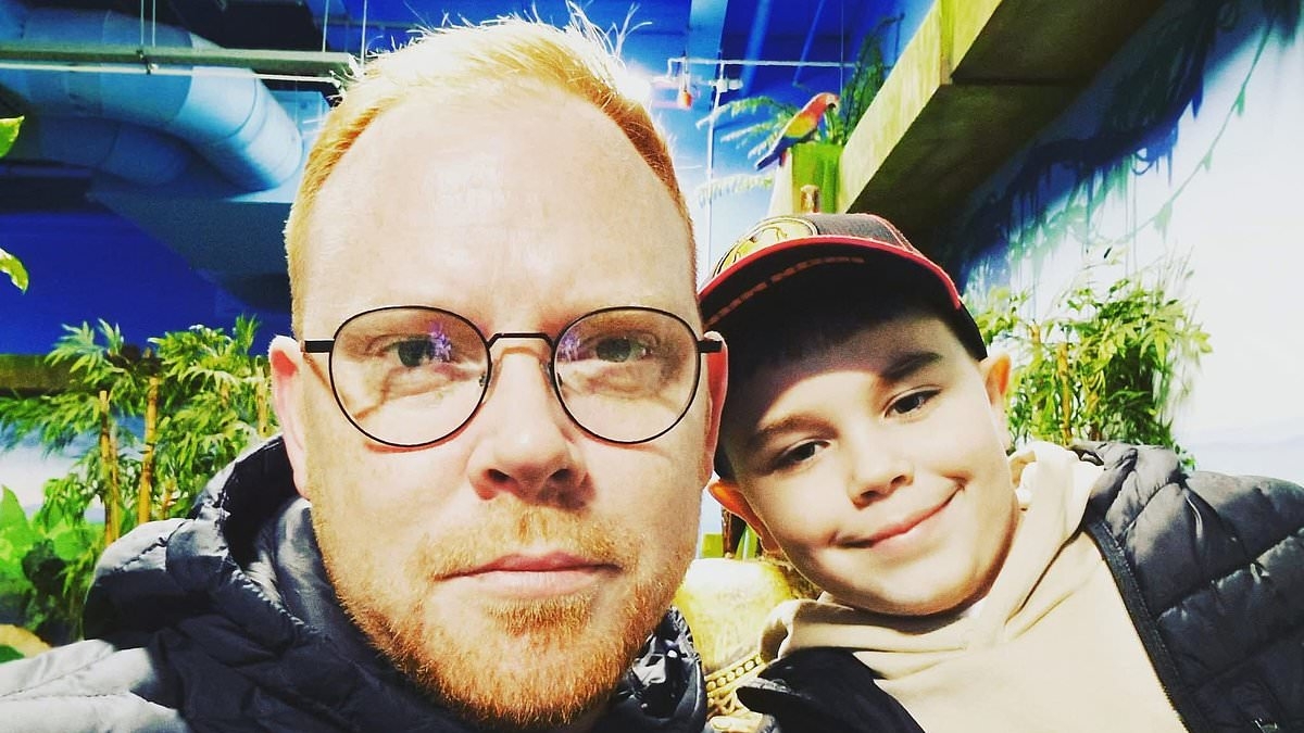 'Healthy' 38 year-old reveals only sign of bowel cancer he noticed in the bathroom - and it wasn't blood in the loo