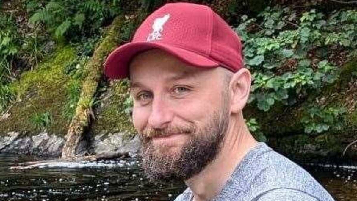 Father-of-four dies of bowel cancer, aged 40, within months of being diagnosed - the only warning sign was terrifyingly easy to dismiss