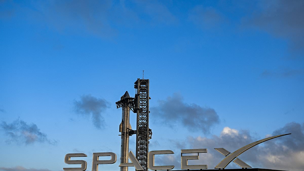 SpaceX starship explodes in gigantic fireball in Texas