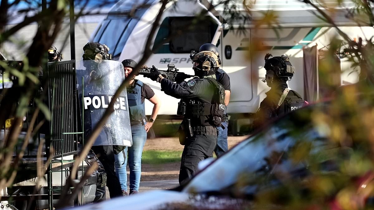 BREAKING NEWS 'Knife-wielding' man is shot by police during dramatic Sydney siege