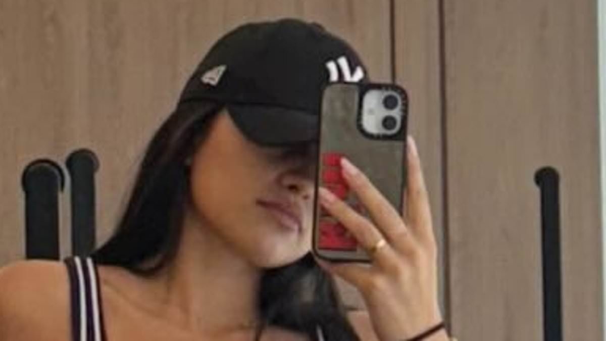 Kim Turnbull shows ex Romeo Beckham what he is been missing as she shares a sizzling gym snap