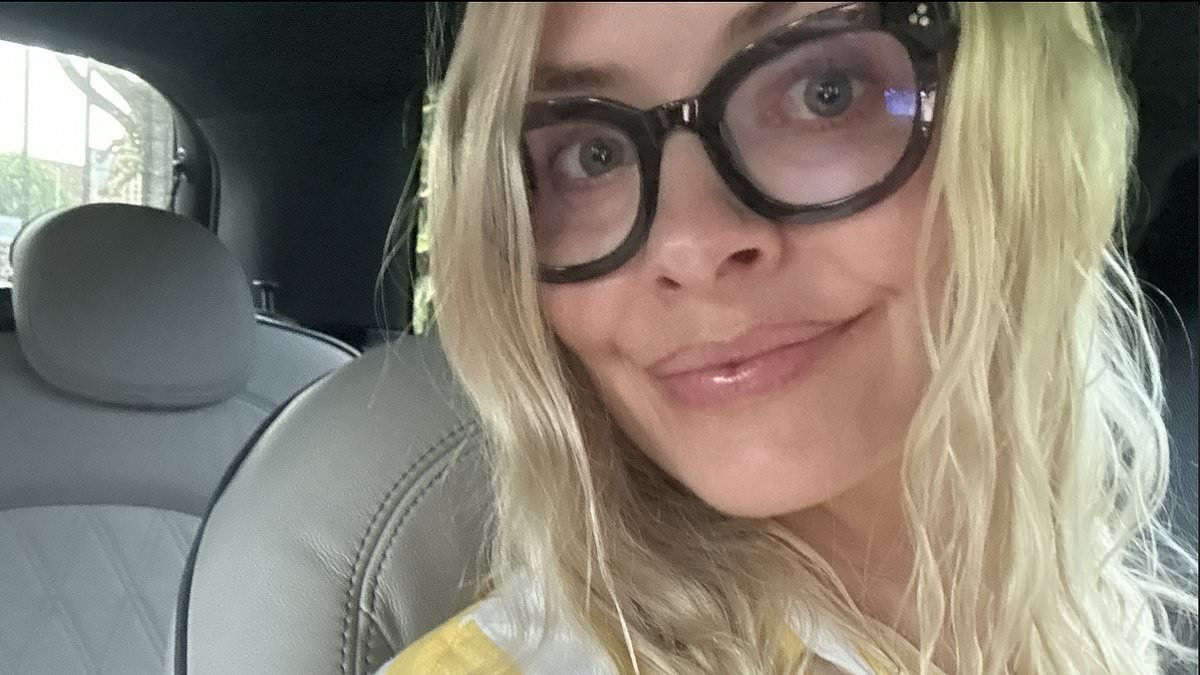 Holly Willoughby shows off her new look as she poses for car selfie during 'mum's mini cab' drive with her kids