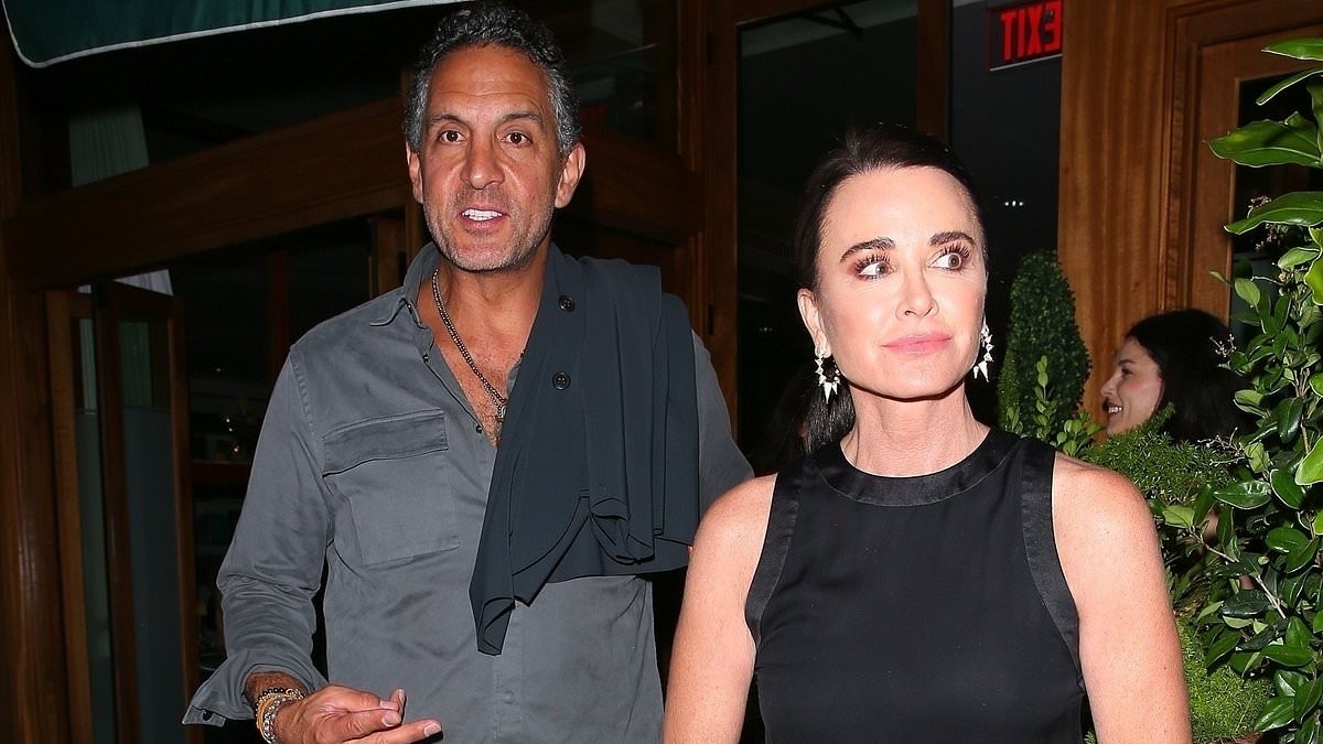 Kyle Richards and Mauricio Umansky have painfully awkward reunion two years after shock split