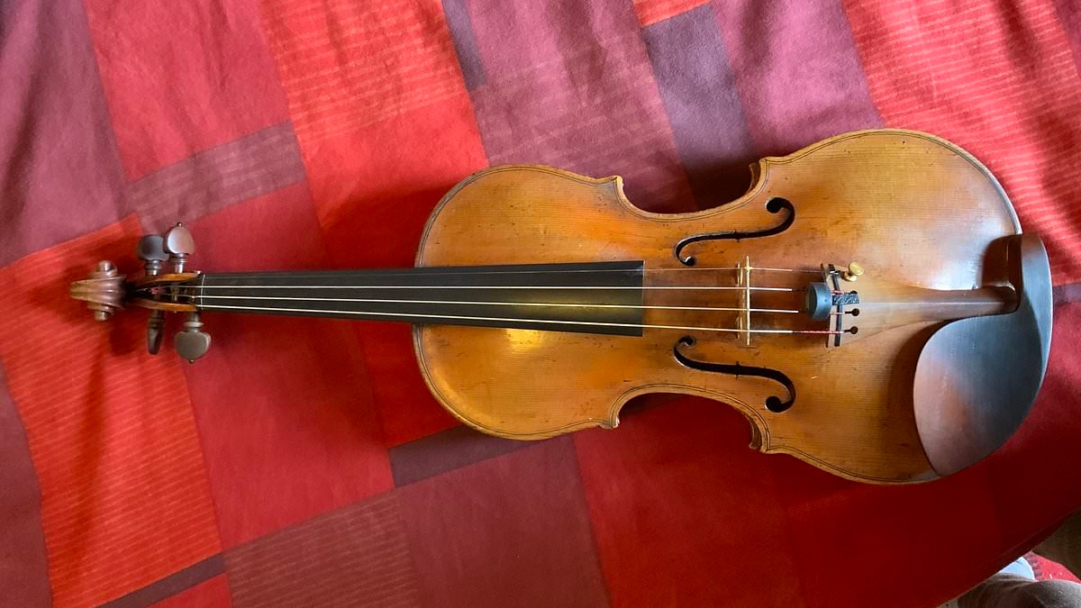 Manhunt for £150,000 violin thief: CCTV show moment 285-year-old instrument was taken from London Philharmonia Orchestra member in pub
