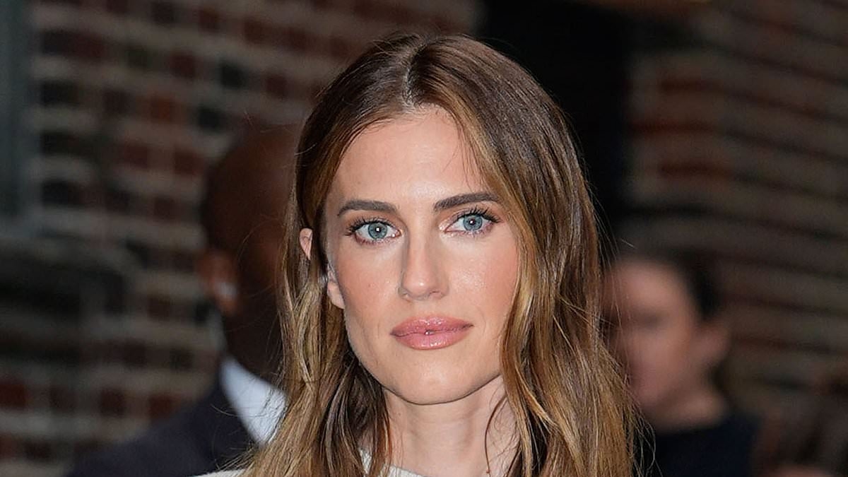 Girls star says she is 'filled with rage' about toxic mumfluencers and says they are 'creating unreasonable expectations' of parenthood