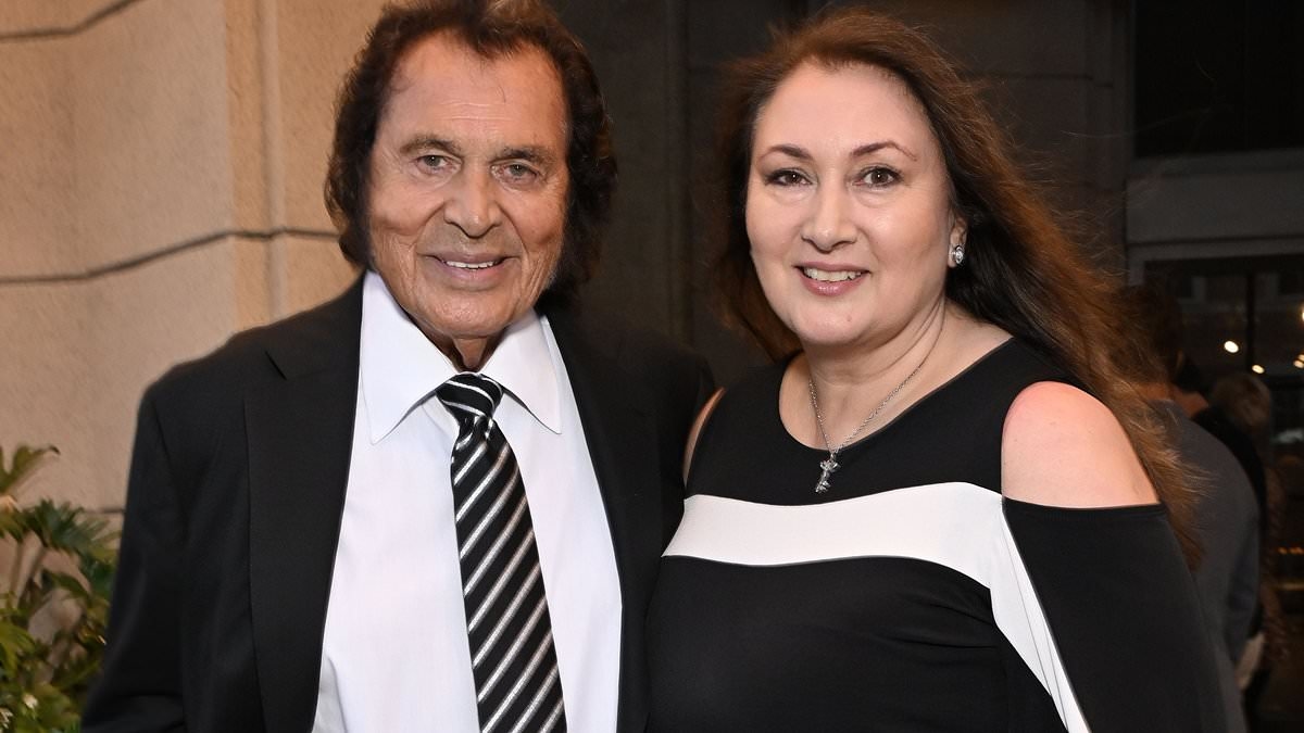 Engelbert Humperdinck, 89, makes rare appearance with his daughter at Jayne Mansfield documentary event