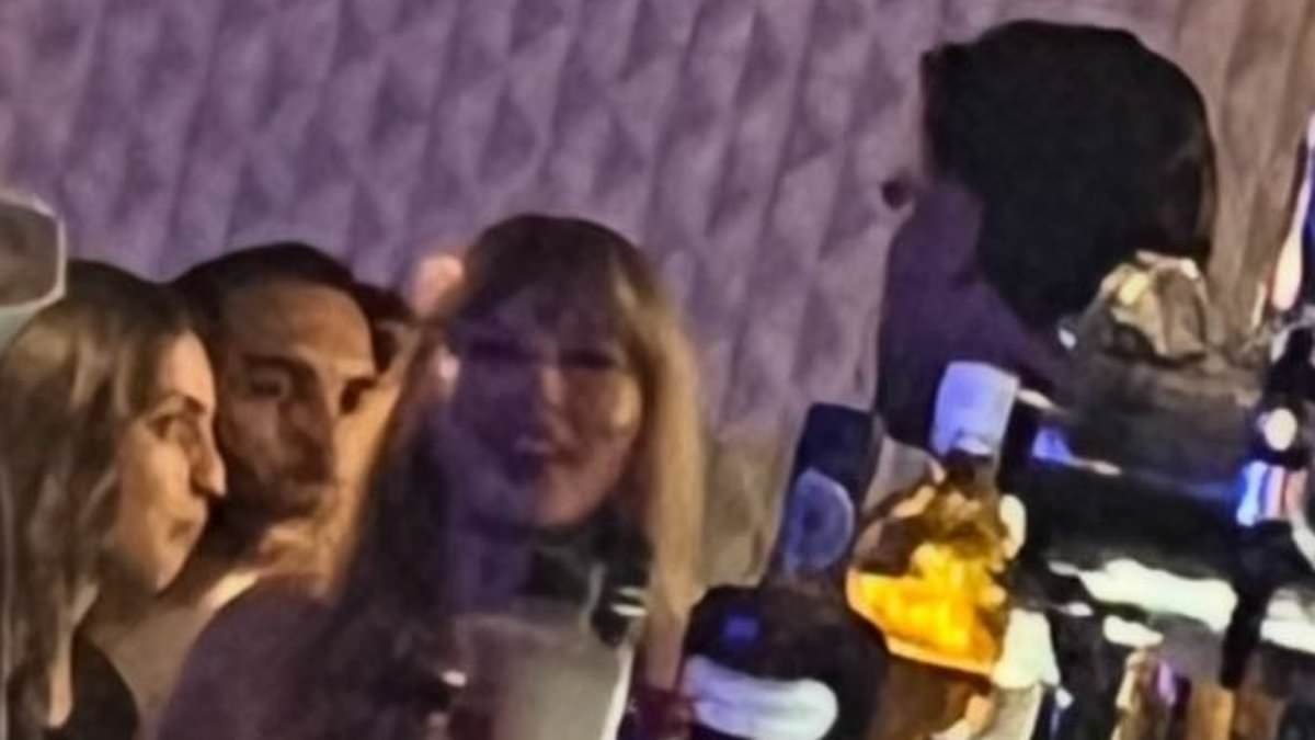 Taylor Swift's 'epic' photobomb in Travis Kelce picture goes viral after couple's surprise trip to Nashville