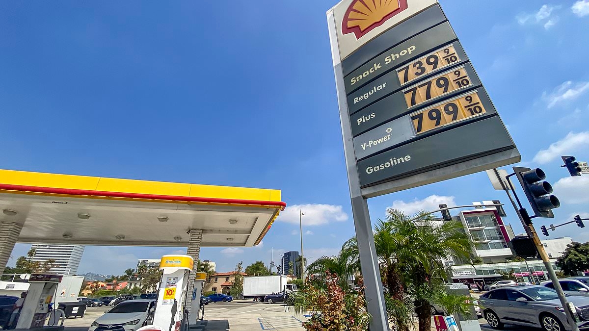Report: Shell in early talks to buy rival BP