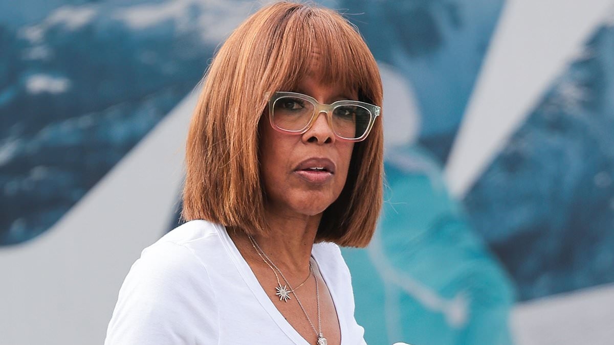 Gayle King and Oprah arrive in Venice for Jeff Bezos and Lauren Sanchez's wedding extravaganza