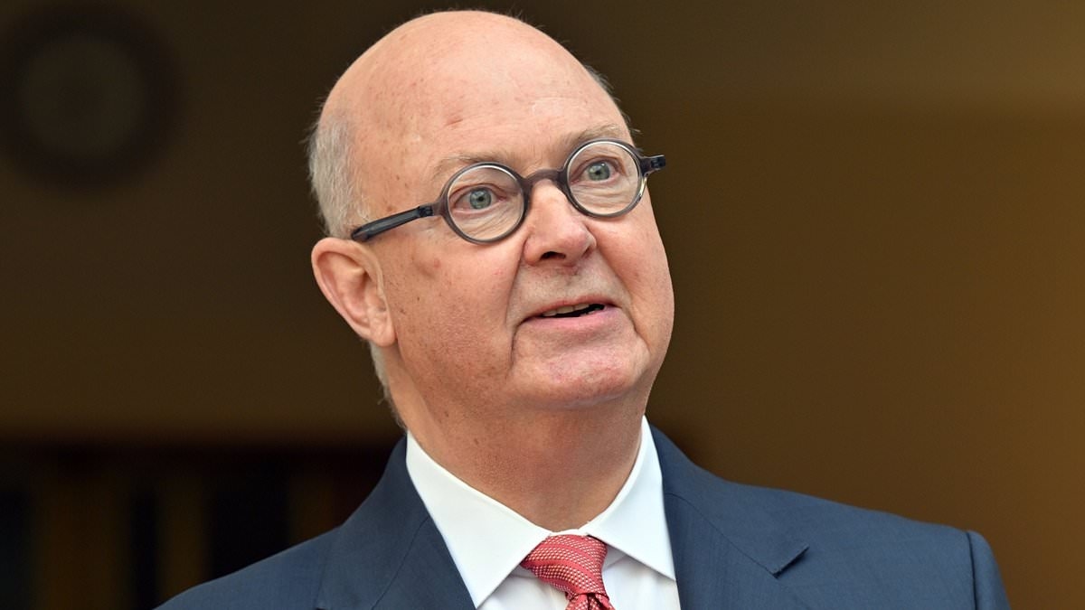 Comedian Austen Tayshus sets the record straight on his relationship with Kim Williams after he name-dropped the ABC boss in fiery text to journalist